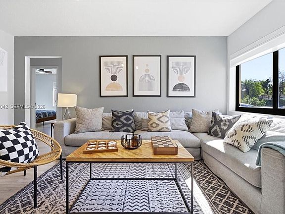 5th image of 3121 SW 20th St