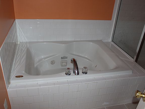 Master bath jacuzzi
