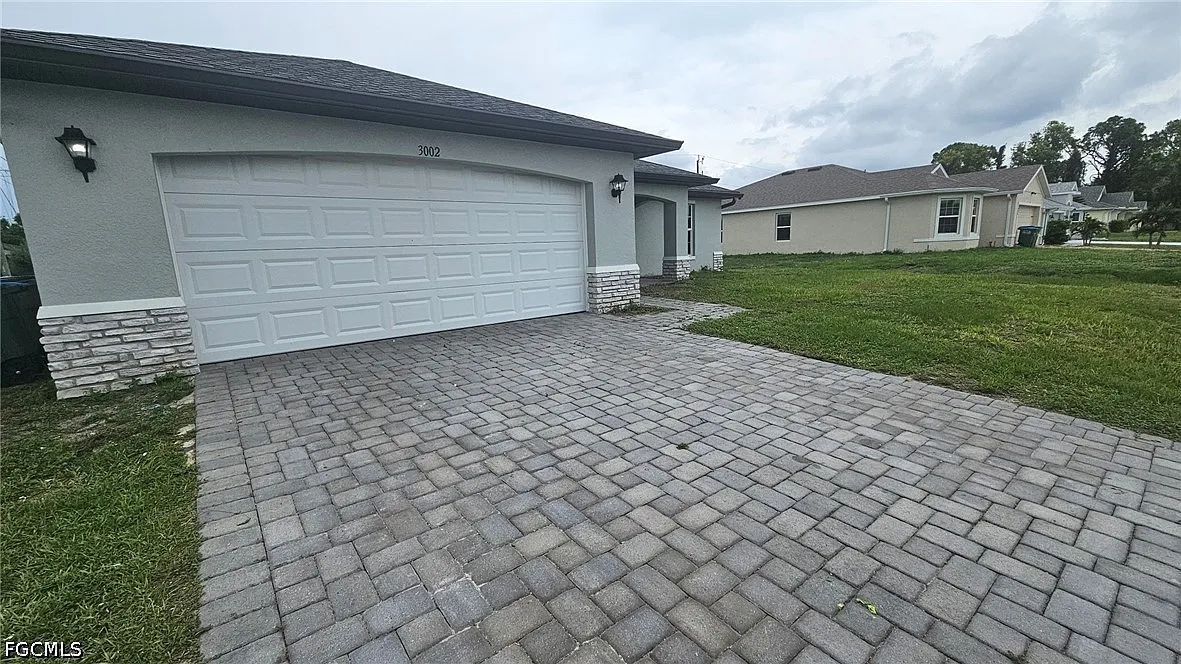 4 bed, 2.0 bath, 1469 sqft, $1,999 — Photo 2