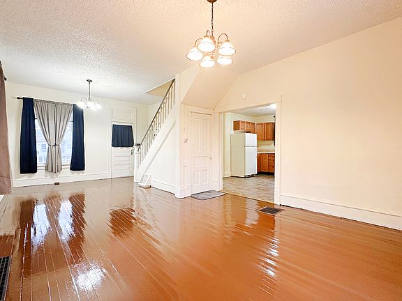 4th image of 105 E Grant St