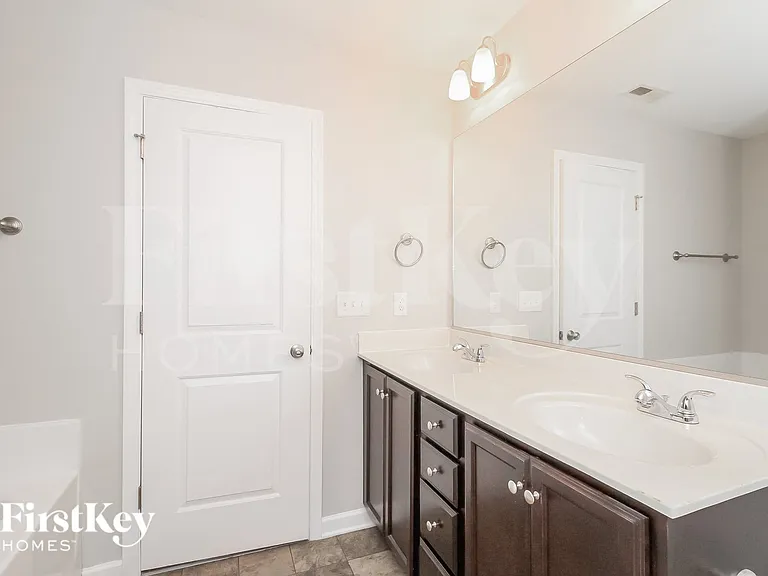 825 Winterside Ln — Photo 9