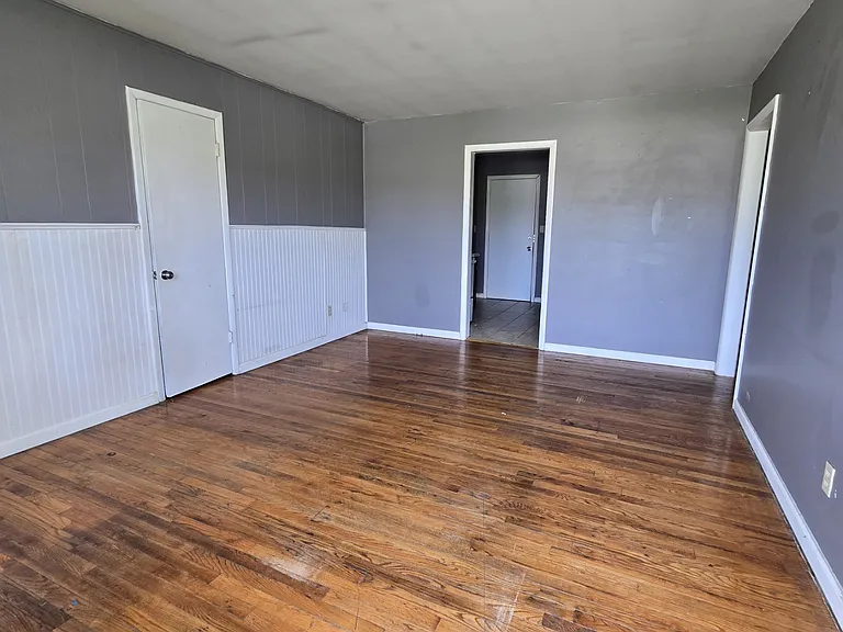 807 SW 6th St — Photo 2
