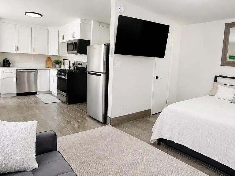 710 W Atkins Ave #C — Photo 1