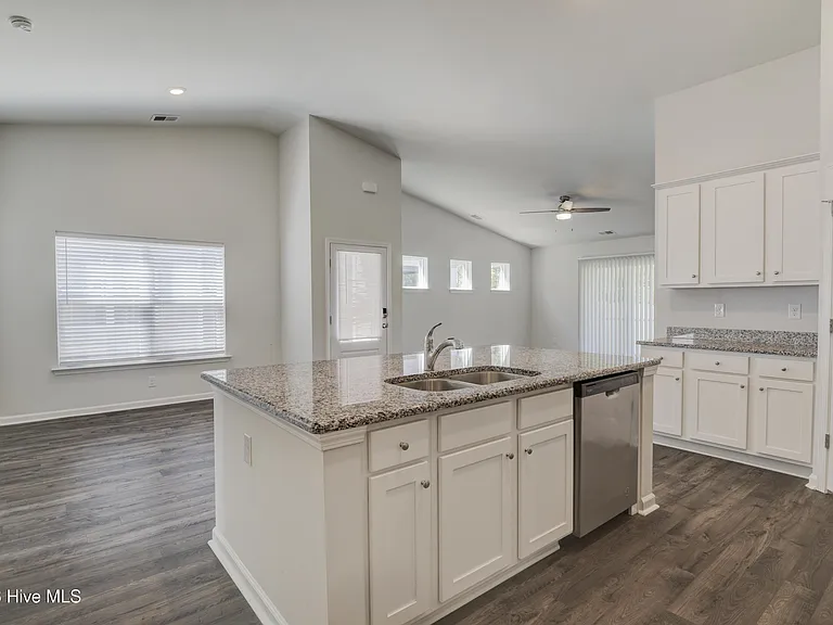 375 Logan St — Photo 8