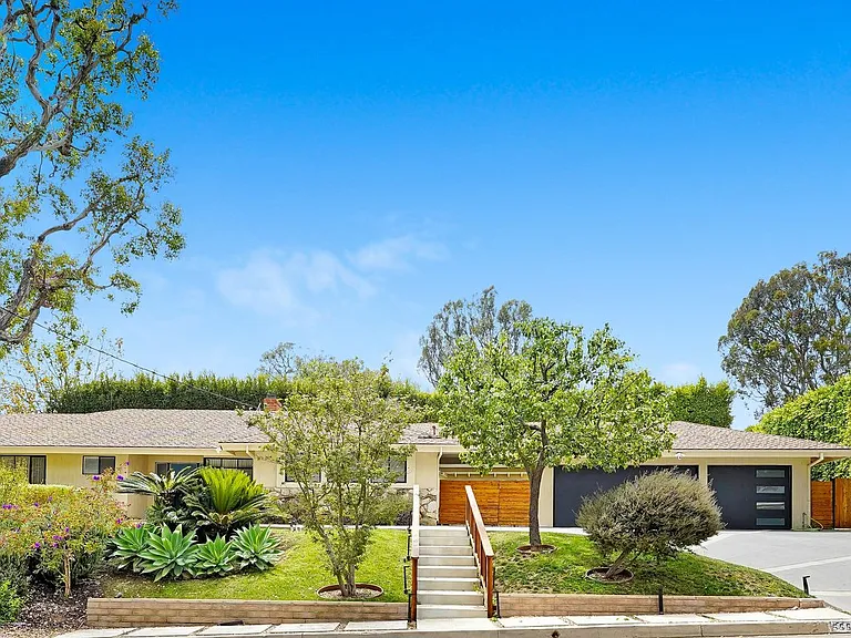 555 Amalfi Dr — Photo 39