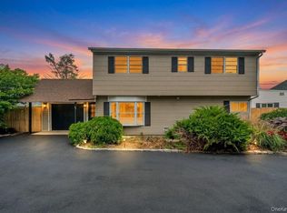 82 Scooter Ln, Hicksville, NY 11801
