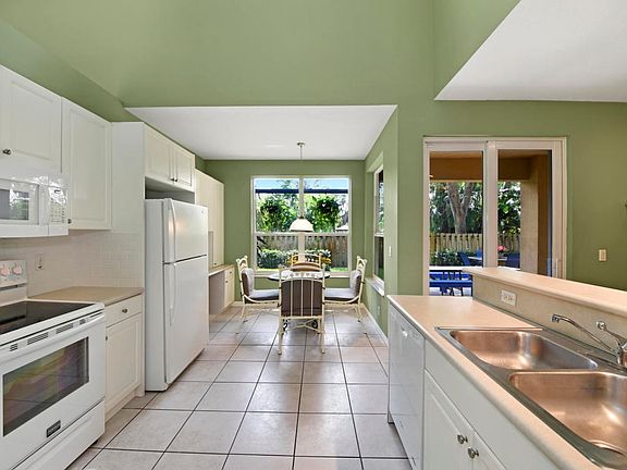 Large and Bright Kitchen