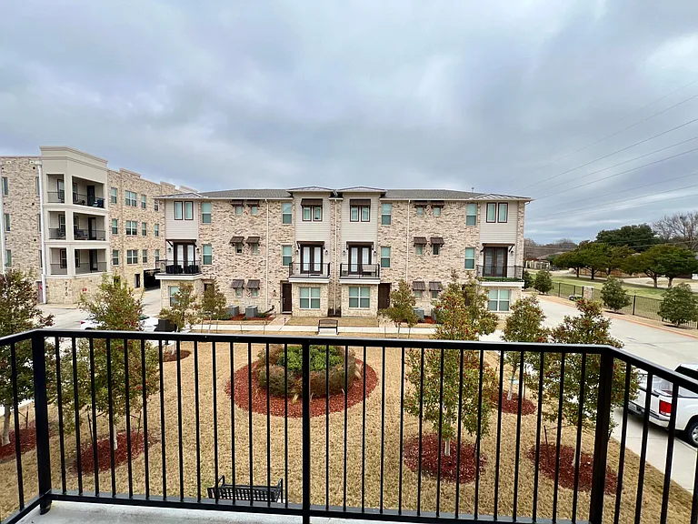 714 N Plano Rd — Photo 18