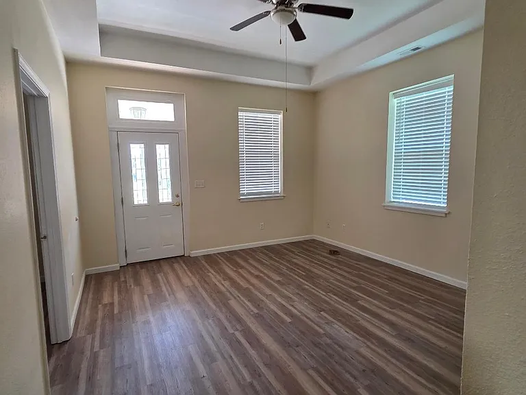 207 W B St — Photo 5