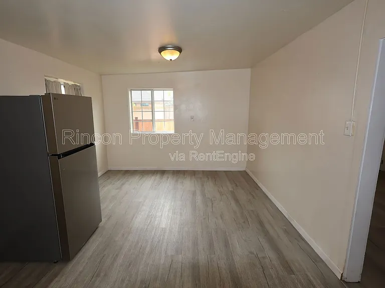 329 E Scott St — Photo 10