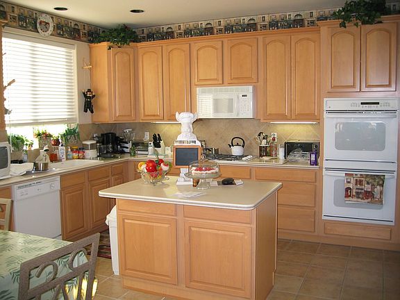 Upgraded Kitchen with 42" Maple Cabinets