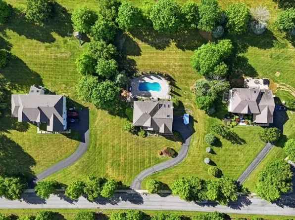 29 Old Schoolhouse Rd, Bethlehem Twp., NJ 08802
