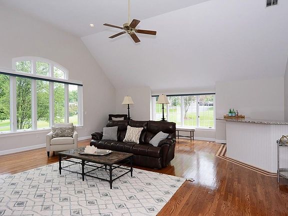 5th image of 30 Thomas Newton Dr