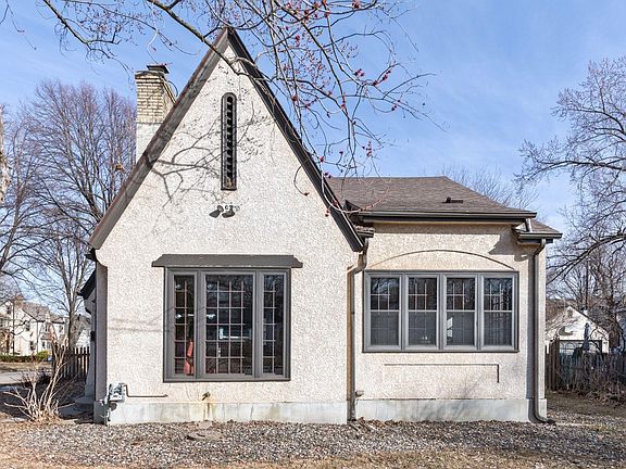 3rd image of 300 E Diamond Lake Rd