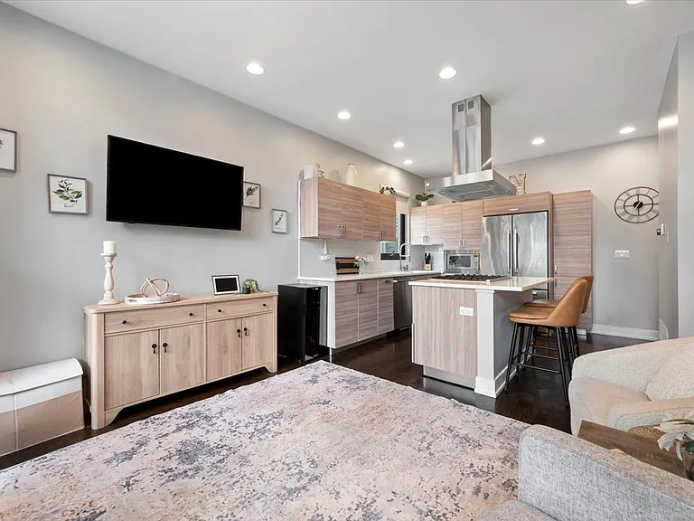 1349 N Leavitt St #1B — Photo 6