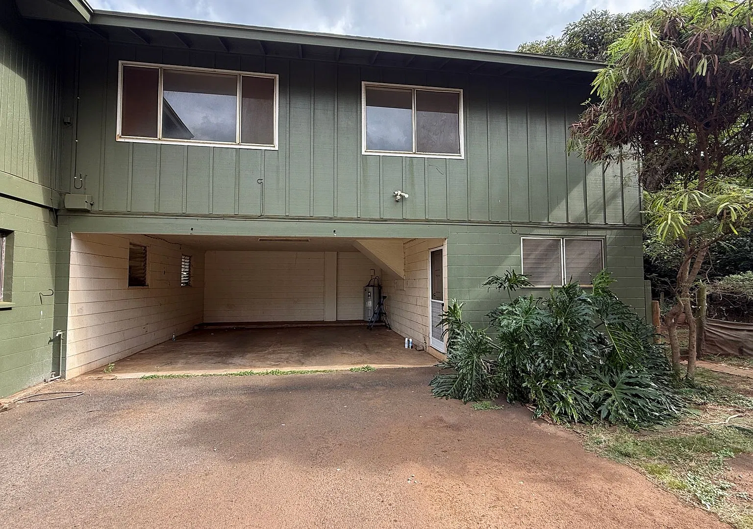 LS011. (3). 219 W Waiko Rd #F Duplex Left — Photo 1