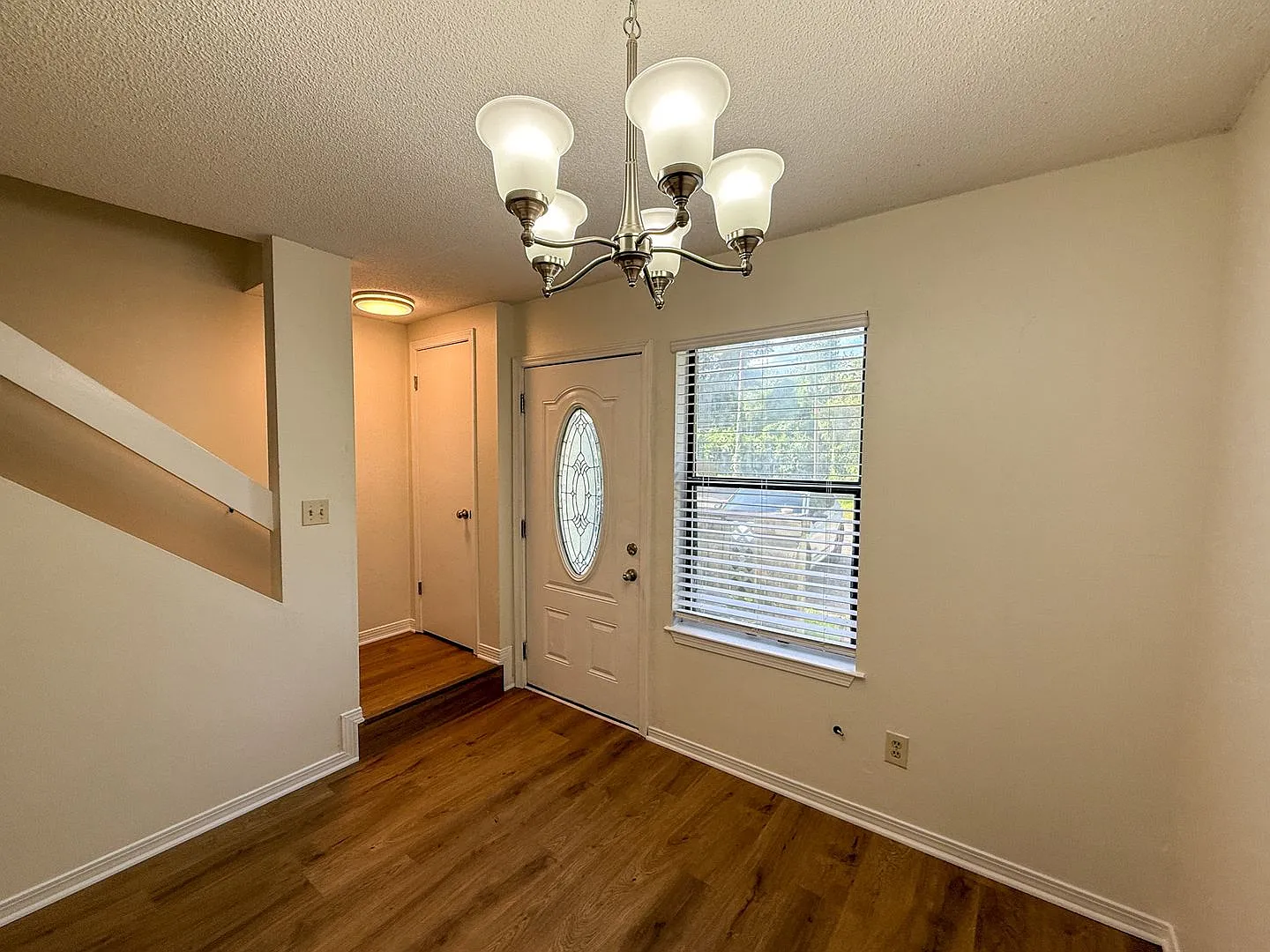 Pet Friendly & Remodeled 2 bedroom 1.5 bath townhouse available for rent! — Photo 3