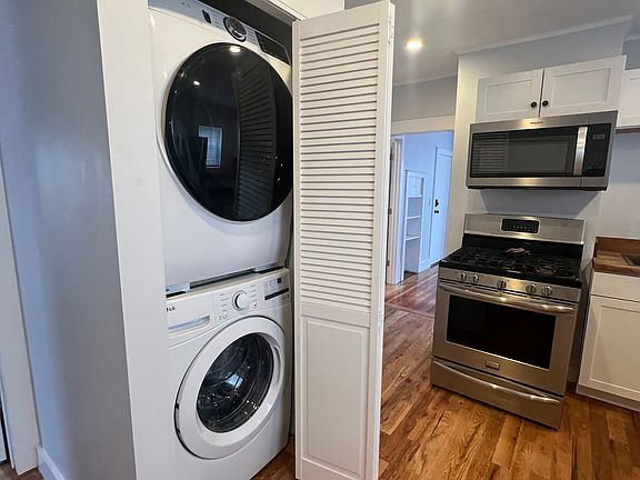 3rd image of 84 Vine St Floor 1