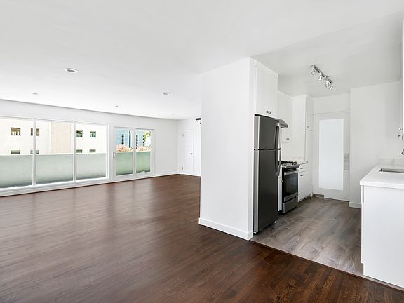 4th image of 1128 Larrabee St APT 4