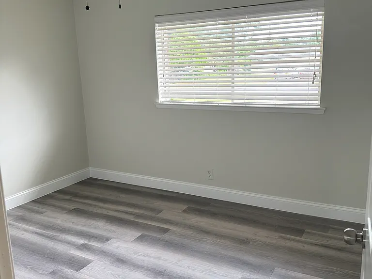 902 Greenbriar Ln — Photo 10