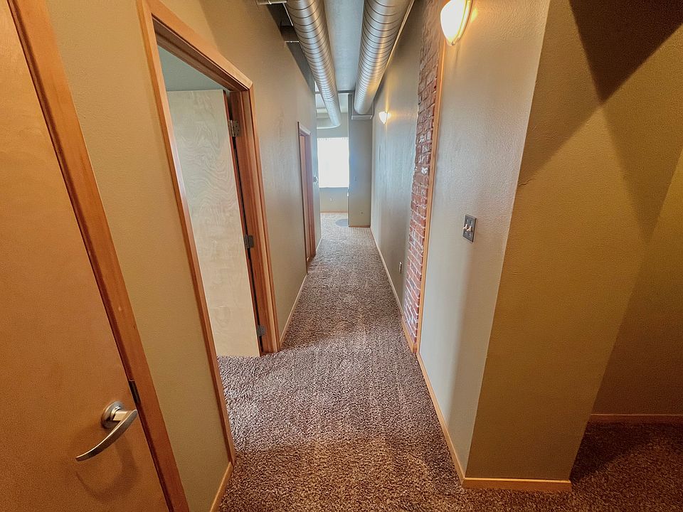 Long entry hallway