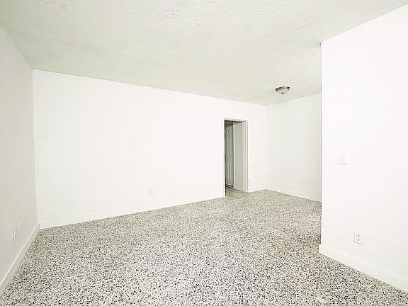 4th image of 55 NE 55th St APT 6