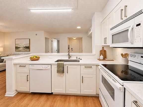 3rd image of 560 S Park Rd APT 7-23
