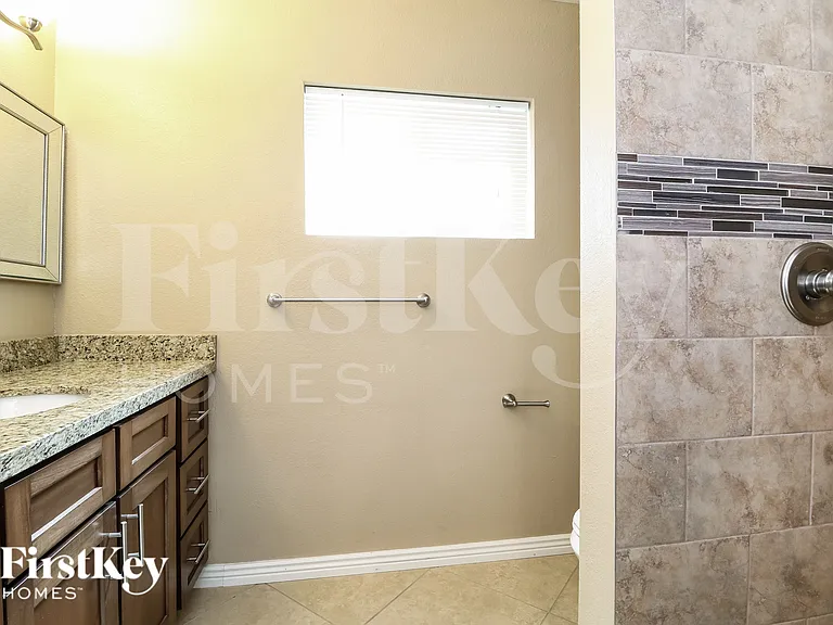 1810 W 5th St — Photo 13