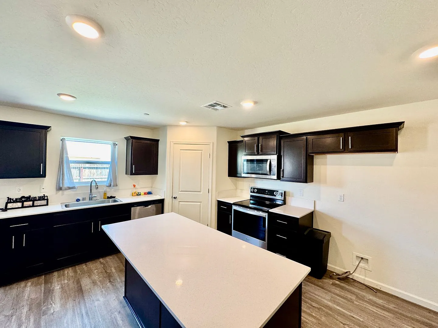 Beautiful 4 Bedroom + Den, 2.5 Bath Home Includes All Appliances Plus Solar — Photo 4