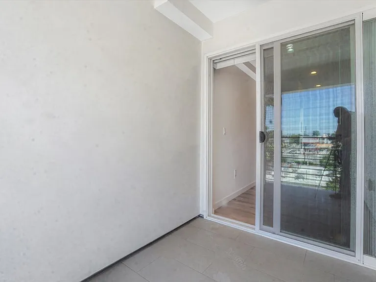 10918 Camarillo St #501 — Photo 30