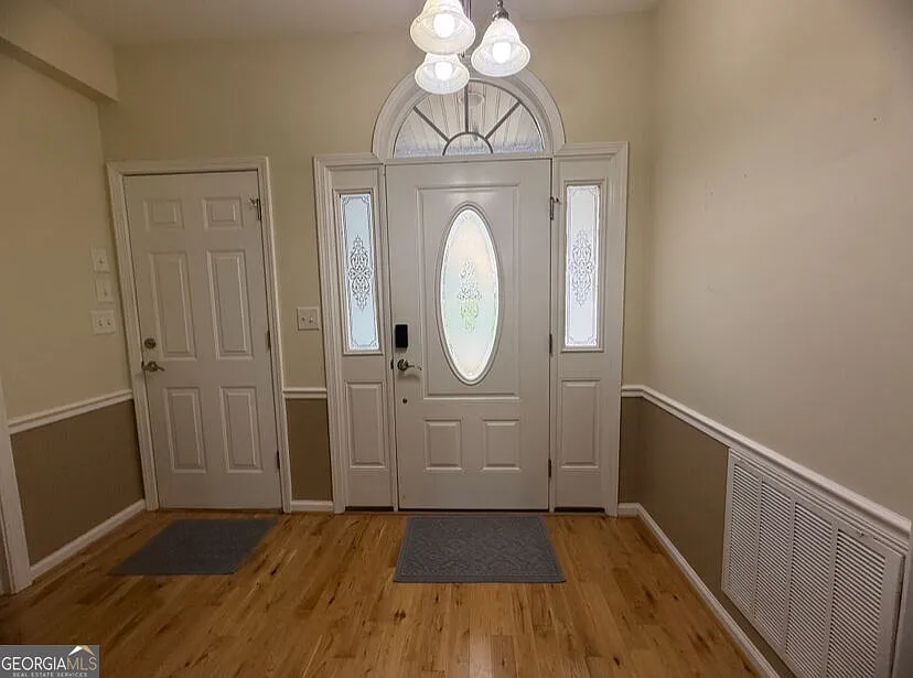 3 bed, 2.0 bath, 1556 sqft, $2,300 — Photo 2