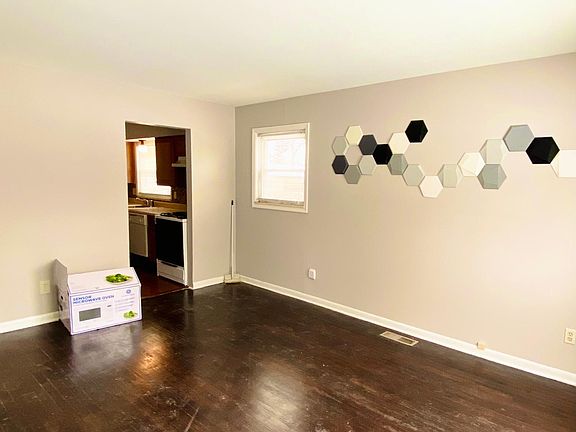 3rd image of 465 W Elza Ave