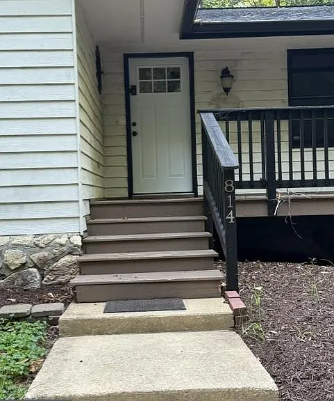 814 Rustic Ln — Photo 2