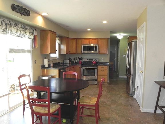 5th image of 208 Longmeadow Dr