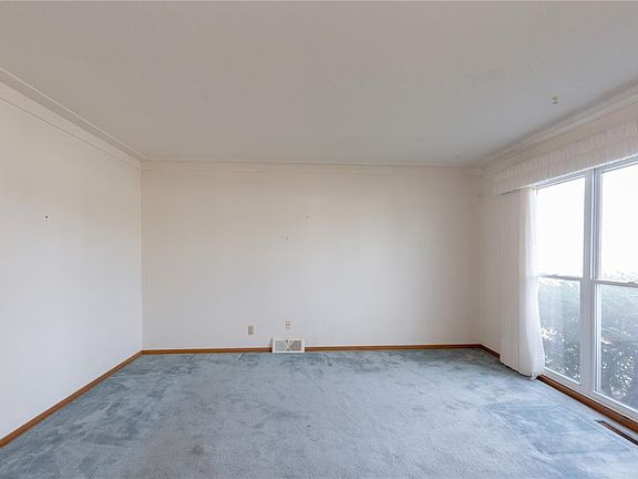 5th image of 4346 Regal Ave NE