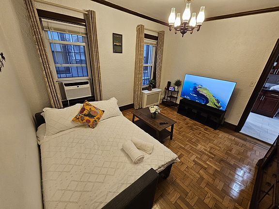 3rd image of 3618 Crescent St #1