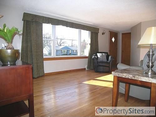 3rd image of 13 Windwood Dr