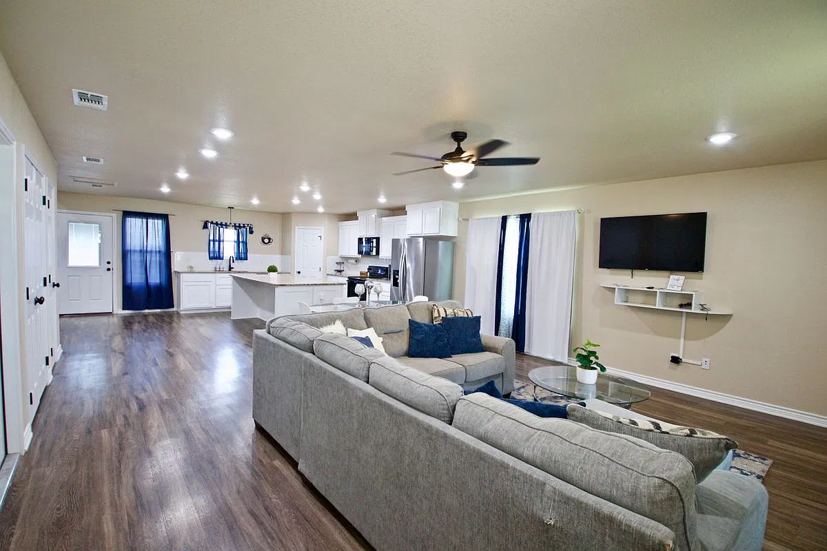 4 bed, 2.5 bath, 2420 sqft, $2,300 — Photo 4
