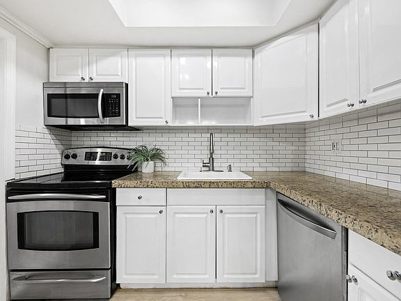 4th image of 1535 SE 15th Street #204