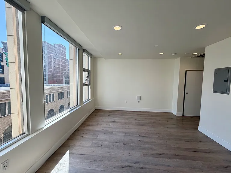314 W 6th St #501 — Photo 9
