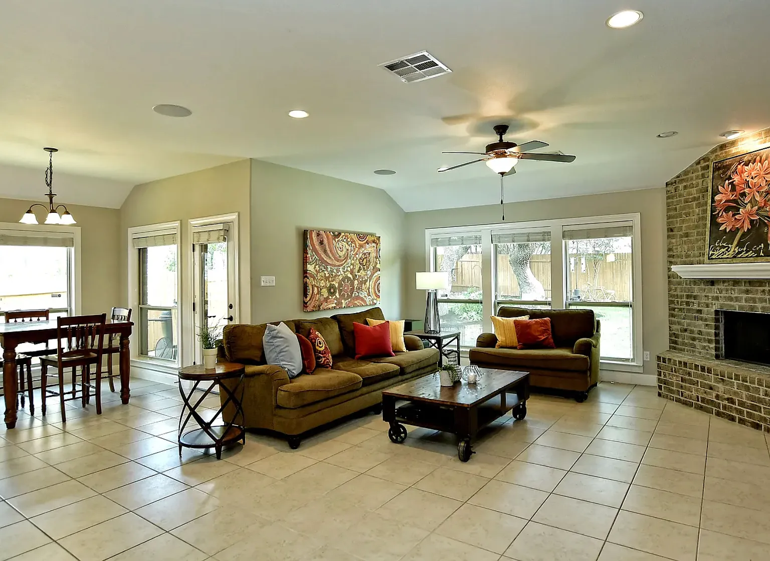 4 bed, 2282 sqft, $2,800 — Photo 2