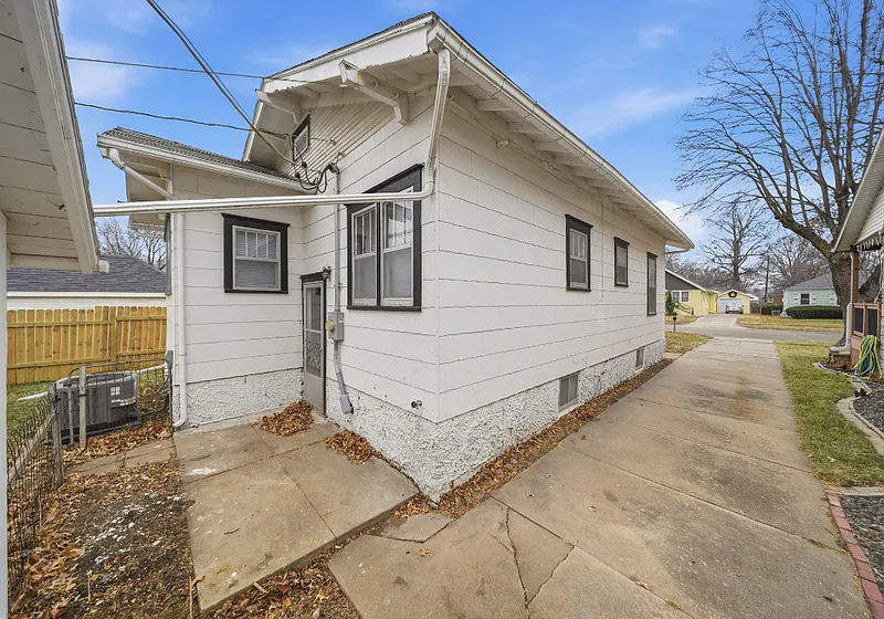 4 bed, 2.0 bath, 888 sqft, $1,799 — Photo 4