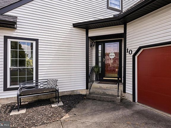 4th image of 10 Edinburgh Ln