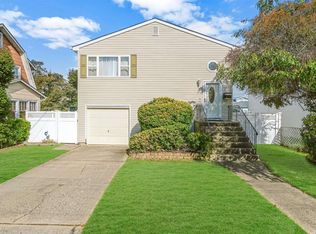 137 Woodside Ave, Freeport, NY 11520