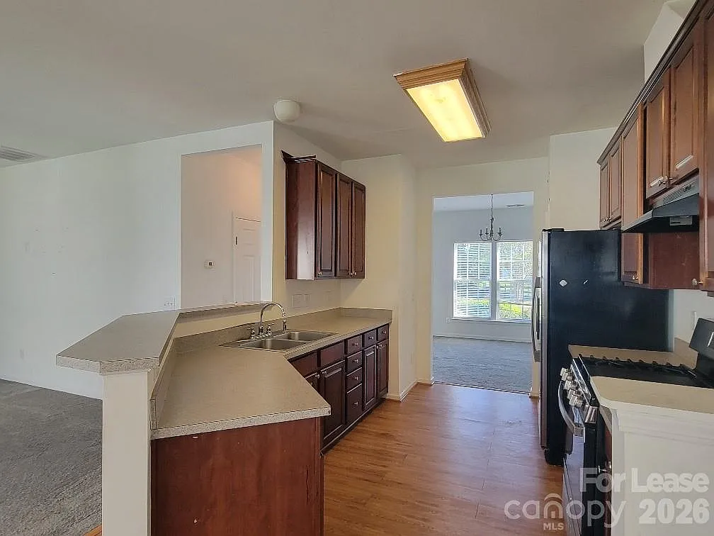 3 bed, 2.5 bath, 1900 sqft, $2,150 — Photo 3
