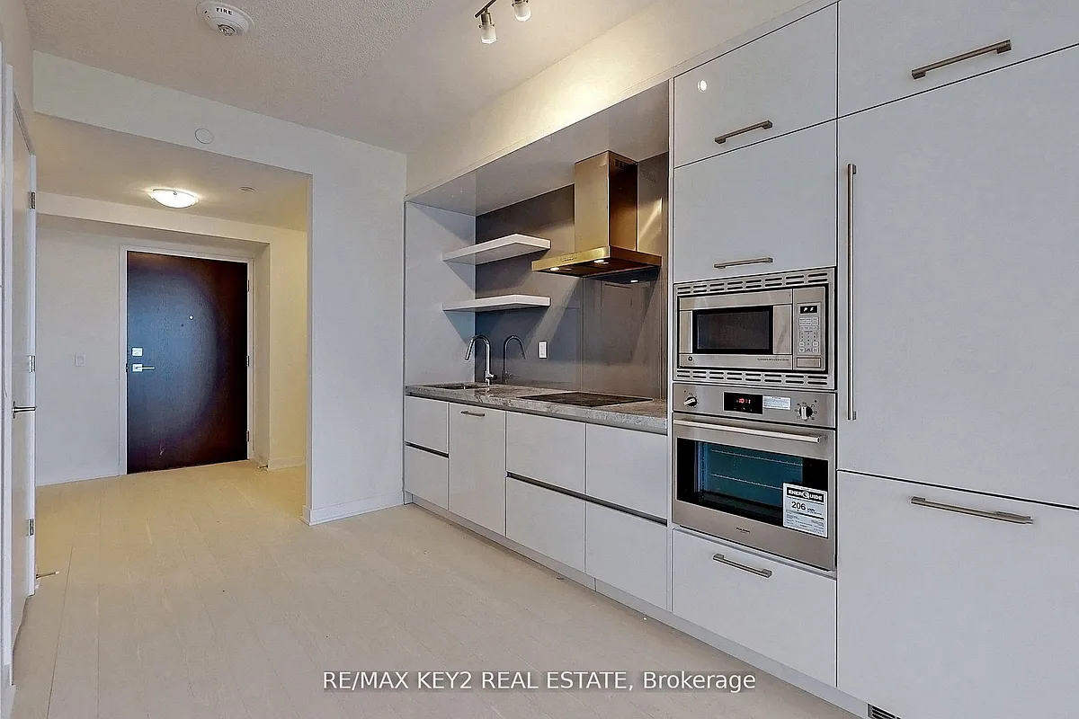 Building Photo - 2221 Yonge St #4510