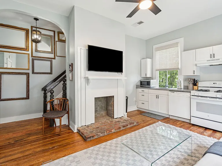 1900 Calvert Street — Photo 14