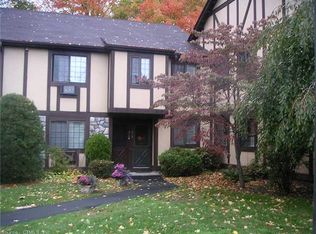 216 Foxwood Ln, Milford, CT 06461