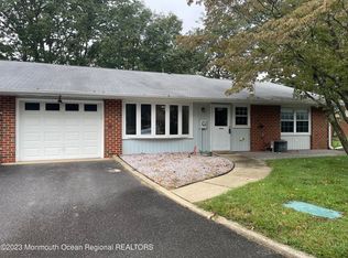 914A Dumbarton Dr, Lakewood, NJ