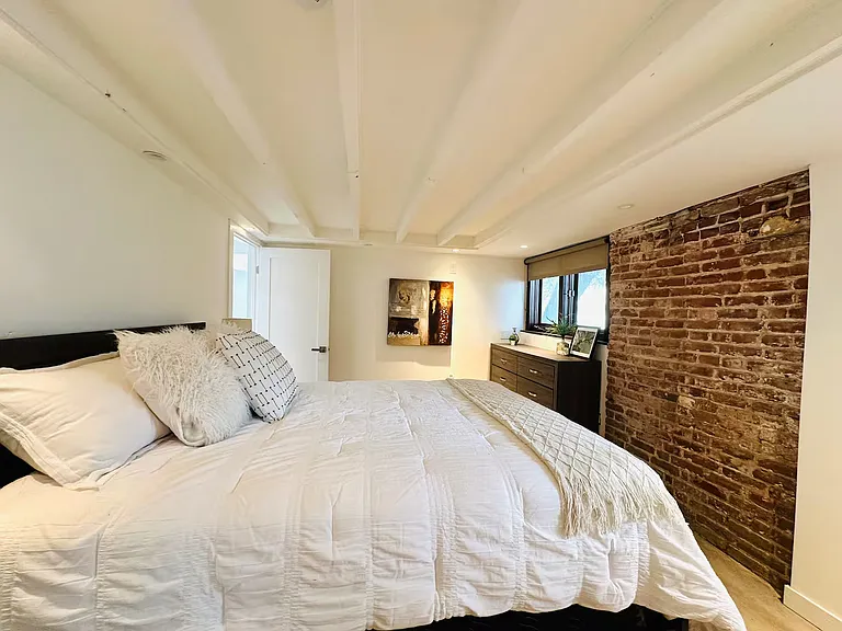 3259 Rowena Ave — Photo 11